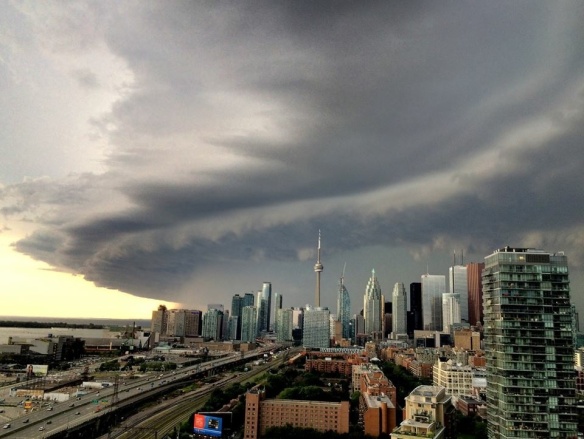 Storm clouds loom over Toronto skyline, 03 August 2015 (CTV News)